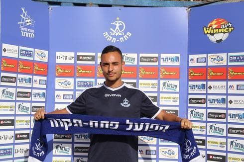 מתן גושה במעמד החתימה. צילום: סער כרמלי מתן גושה במעמד החתימה. צילום: סער כרמלי