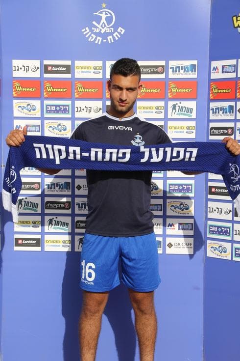 מוחמד אגבאריה. הספיק לשחק כבר בבוגרים. צילום: סער כרמלי הפועל פ"ת מוחמד אגבאריה. הספיק לשחק כבר בבוגרים. צילום: סער כרמלי הפועל פ"ת