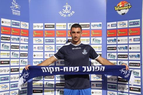 ים בן יהודה. זה רק הוא והגלשן שלו. צילום: סער כרמלי הפועל פ"ת ים בן יהודה. זה רק הוא והגלשן שלו. צילום: סער כרמלי הפועל פ"ת