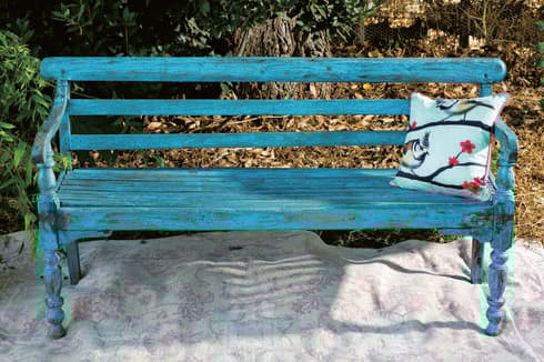 ספסל טורקיז מעץ טיק, תומיק. צילום: בועז לביא, סטיילינג: דיאנה לינדר