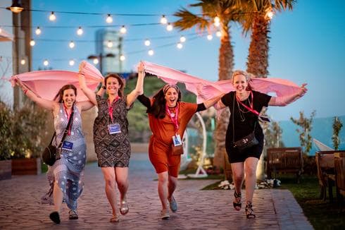 "גילינו כאן אחיות לחיים" | צילום: אבירם ולדמן