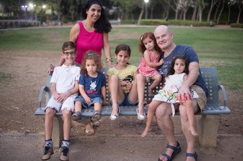 גדית עם בעלה רפי וחמשת ילדיהם. צילום: באדיבות המשפחה