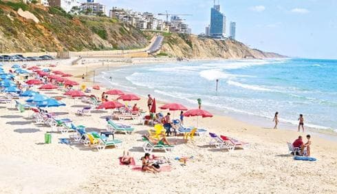 חוף סירונית. 20 שקלים על מיטת שיזוף | צילום: אסף פרידמן