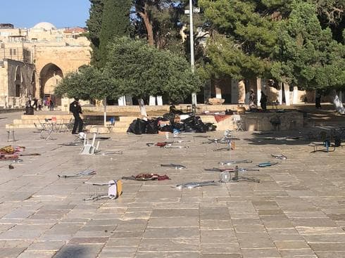 כסאות נזרקו מהר הבית. צילום: דוברות המשטרה