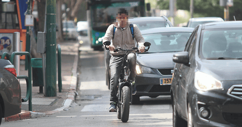 בלי רשת שבילים, זו הברירה היחידה. אופניים על כביש | צילום: אסף פרידמן