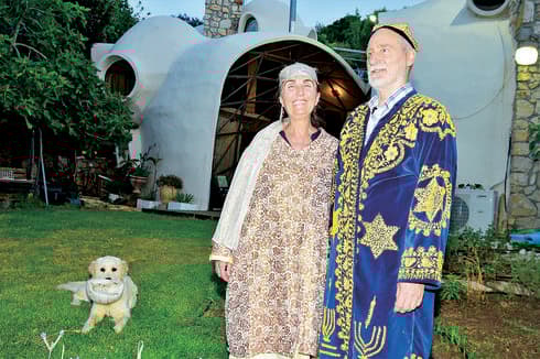 אנדרו ושרה הייל. "הרעיון הוא לצמוח באמצעות המצוות ולהפוך לאדם טוב יותר" | צילום: נחום סגל אנדרו ושרה הייל. "הרעיון הוא לצמוח באמצעות המצוות ולהפוך לאדם טוב יותר" | צילום: נחום סגל