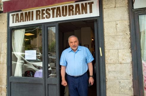 ליברמן מבקר בפעם האחרונה במסעדה. צילום: יואב דודקביץ'