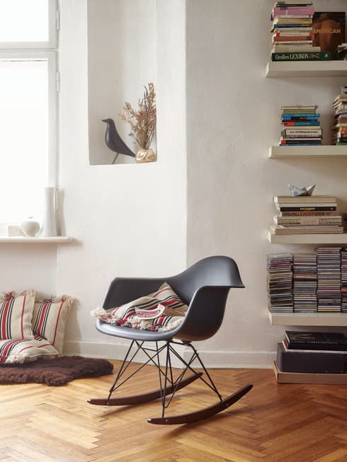 כיסא נדנדה שעיצב צ'ארלס אימס ל Vitra היווה את הבסיס לכסאות הפלסטיק המודרניים. הביטאט