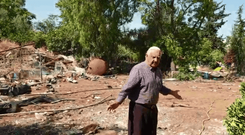 ראובני על רקע המשתלה ההרוסה. צילום: קותי פונדמינסקי ראובני על רקע המשתלה ההרוסה. צילום: קותי פונדמינסקי