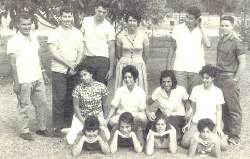 "תמיד היא תהיה נחמהל'ה שלנו". ריבלין בשורה התחתונה, שנייה משמאל | צילום פרטי