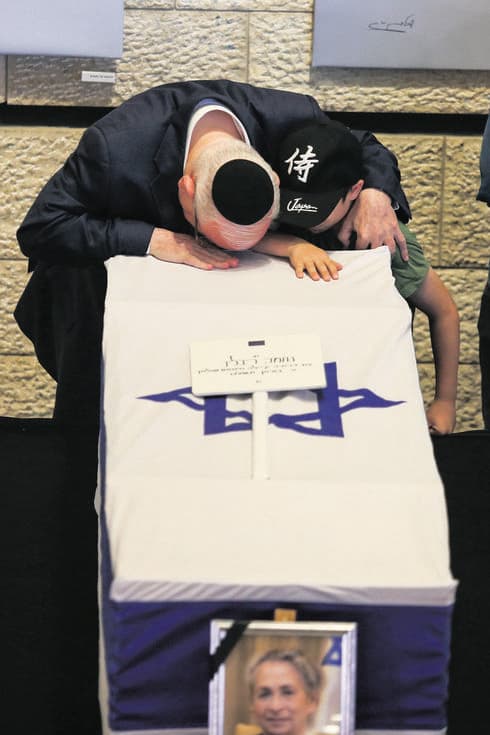 הנשיא רובי ריבלין בלוויה. "הייתה ביניהם אהבה ענקית" | צילום: אלכס קולומויסקי