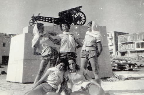 שמרו על קשר כל השנים. ריבלין (עומדת מימין) עם חבריה לכיתה | צילום פרטי