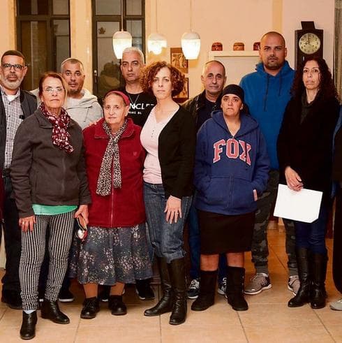 תושבים שסבורים כי הסרטן פגע במשפחתם. צילום: טל שחר תושבים שסבורים כי הסרטן פגע במשפחתם. צילום: טל שחר