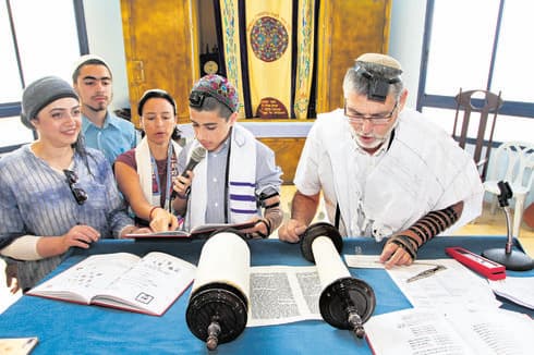טקס בר המצווה בשבוע שעבר. אושר לה־לו, אחיו יאל ואמו סברית | צילום: אסף פרידמן