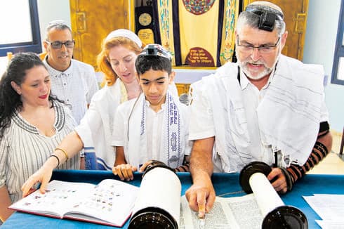  הרב בנדל, אור כהן, מיכל קטושבסקי וההורים ירון ומירית כהן | צילום: אסף פרידמן