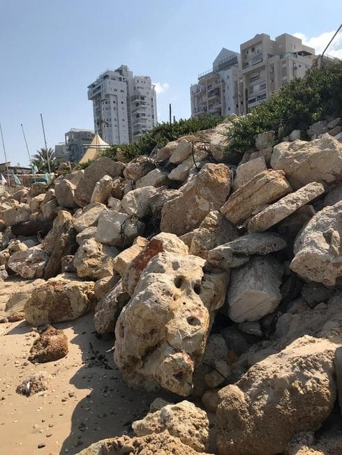 זירת הנפילה בחוף הסי פאלאס | צילום: רגינה קאשי-רודנשטיין