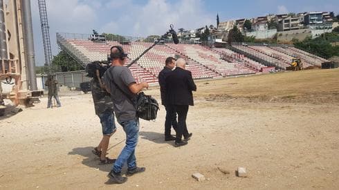 ראש העיר רונן פלוט עורך סיור לכתב הטלוויזיה בן העיר דורון הרמן (צילום: דוברות עיריית נצרת עילית) ראש העיר רונן פלוט עורך סיור לכתב הטלוויזיה בן העיר דורון הרמן (צילום: דוברות עיריית נצרת עילית)