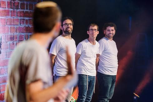 גברים שהשתיקה יפה להם. צילום: דוד שטיין