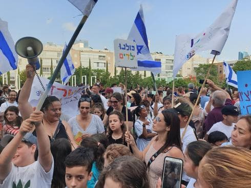 אין להם ארץ אחרת. ההפגנה ברחבת הבימה 