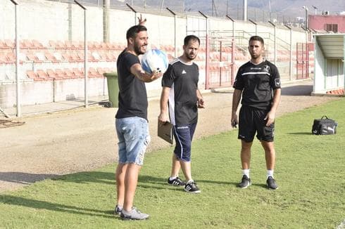 גיא דיין, הפיזותרפיסט תאופיק יחיא ומאמן הכושר עומרי אלמקייס