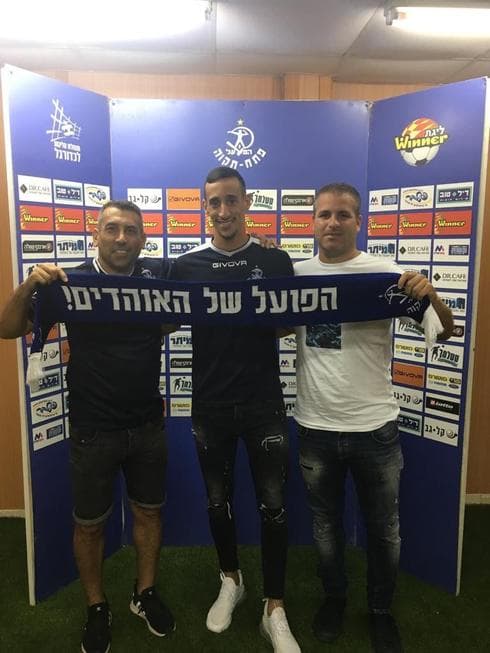 עומר בוארון (במרכז) עם ניב טל וסוכנו אורן יחזקאל. צילום: באדיבות הקבוצה