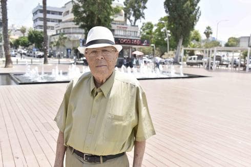 "ביקשתי מאנשים לא להשתתף בהפגנות". עו"ד אמיר בכיכר העצמאות | צילום: שרון צור