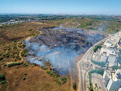 מבט מלמעלה על השריפה | צילום: אייזיק ברמן מבט מלמעלה על השריפה | צילום: אייזיק ברמן