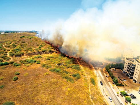 השריפה באירוס | צילום: שירותי כיבוי האש השריפה באירוס | צילום: שירותי כיבוי האש