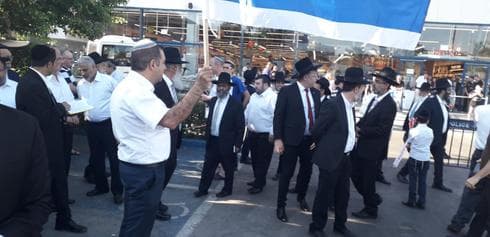 תפילה המונית ומחאה בפתח קשת טעמים | צילום: פרטי