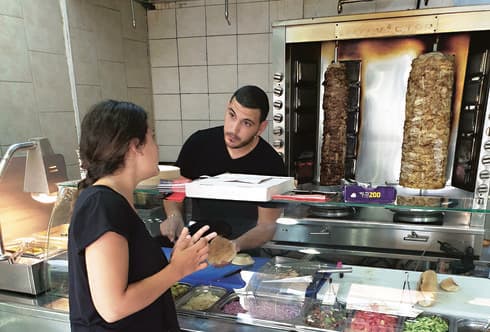 באגט שווארמה טרי ומתפצפץ שעולה על גדותיו | צילום: אשר קשר