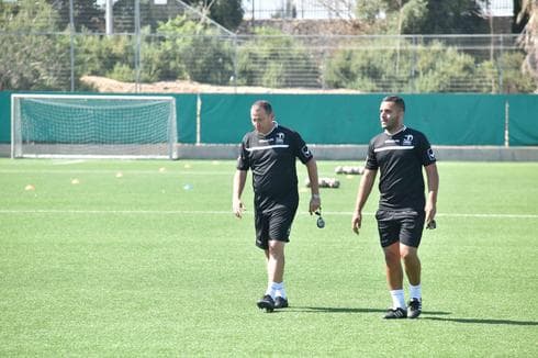 איתי מרדכי ועוזרו מנו הרוניאן (צילום: שרון צור)