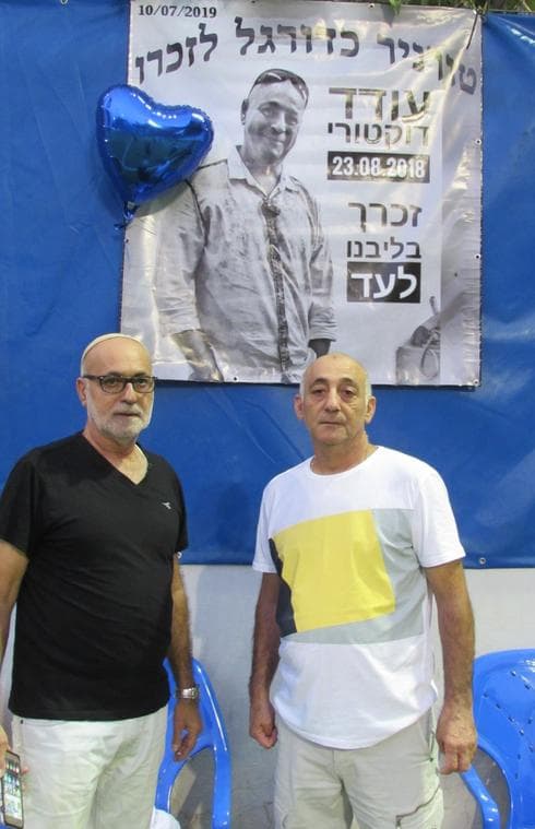 חזי (מימין) וגדי, אחיו של עודד דוקטורי ז"ל. צילום: רינת אברהם