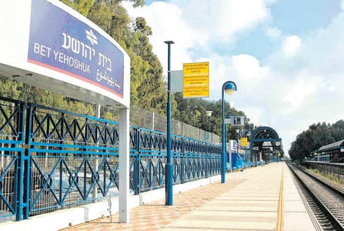 תחנת הרכבת בית יהושע. בעיות חניה | צילום: אסף פרידמן תחנת הרכבת בית יהושע. בעיות חניה | צילום: אסף פרידמן