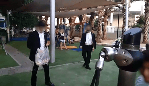 פעילי חב"ד בגן המושבה. ההורים כעסו | צילום מסך