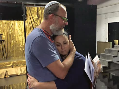 חנה אזולאי־הספרי וחיים זנאתי בסצנה מההצגה. "כל מי שמעורב בפרויקט הזה חש התרגשות" | צילום: נירי לוי חנה אזולאי־הספרי וחיים זנאתי בסצנה מההצגה. "כל מי שמעורב בפרויקט הזה חש התרגשות" | צילום: נירי לוי