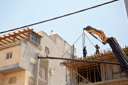 הבניין ברחוב אברבנאל. מי שמע על מעקה בטיחות? | צילום: תומי הרפז