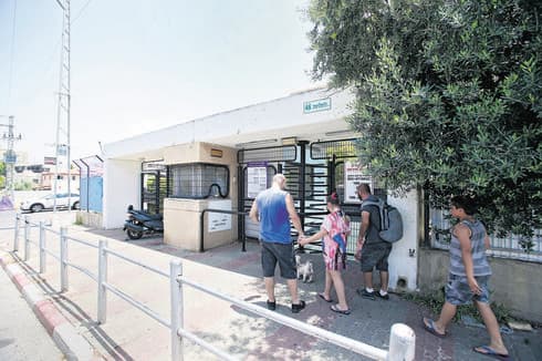 בריכת 'עמידר' | צילום: אבי מועלם