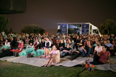 בית הקולנוע הנייד, בגן הורדים, השבוע. צילום: קובי שרביט