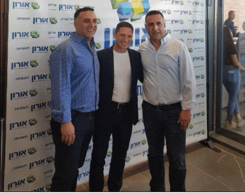 האחים גילי ויואל עזריה עם דנילוביץ' | צילום: קבוצת אורון
