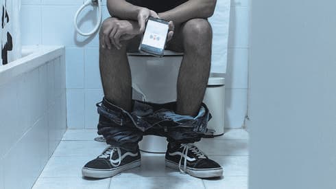 צבע אדום בשירותים | צילום: שחר הלל