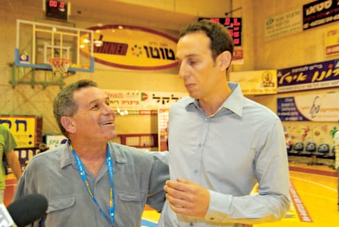גל עם עודד קטש בימי הכדורסל העליזים | צילום: שרון צור גל עם עודד קטש בימי הכדורסל העליזים | צילום: שרון צור
