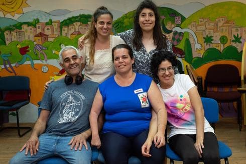 עומדות: ליעד ימין, טליה שוורץ. יושבים: יעל לומברוזו, אתי אנזה, אבי בוזגלו | צילום: יואב דודקביץ