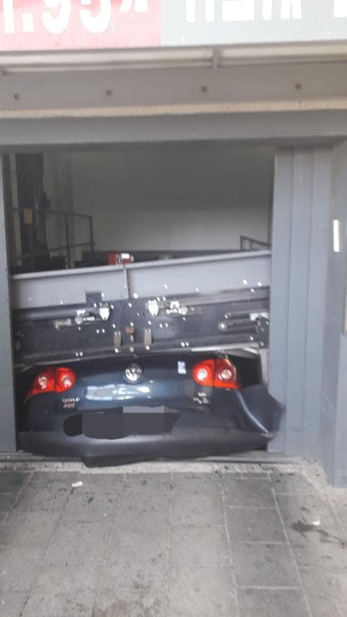הרכב שנמעך בחניה החשמלית. צילום: כבאות והצלה מחוז ירושלים