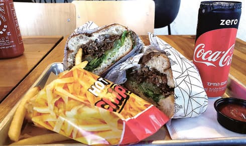 עסקית של כריך אנטרקוט עם צ'יפס ושתייה | צילום: אשר קשר