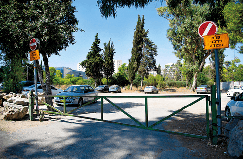 החניון המאולתר. באזור הכי מבוקש | צילום: יואב דודקביץ' החניון המאולתר. באזור הכי מבוקש | צילום: יואב דודקביץ'