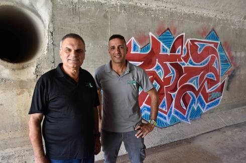 מנכ"ל הרשות והפקח ליד אחד הציורים (צילום: שרון צור)