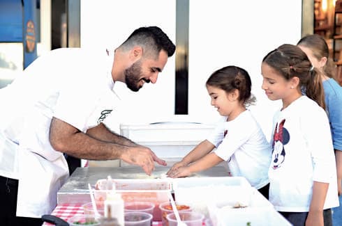 צריך סבלנות. ישעיהו וחובבי פיצה | צילום: לירן קינן