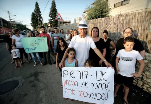 תושבים בשכונה. מאיימים לצאת למאבק אם לא יקבלו תשובות | צילום: אבי מועלם