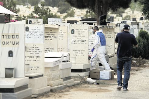 כוחות המשטרה פותחים את הקבר בבית העלמין | צילום: עמית שעל