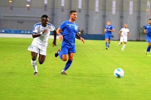 סוקונה מול עומר דנינו. מהמאצ'אפים החמים במשחק הערב. צילום: סער כרמלי, הפועל פ"ת סוקונה מול עומר דנינו. מהמאצ'אפים החמים במשחק הערב. צילום: סער כרמלי, הפועל פ"ת